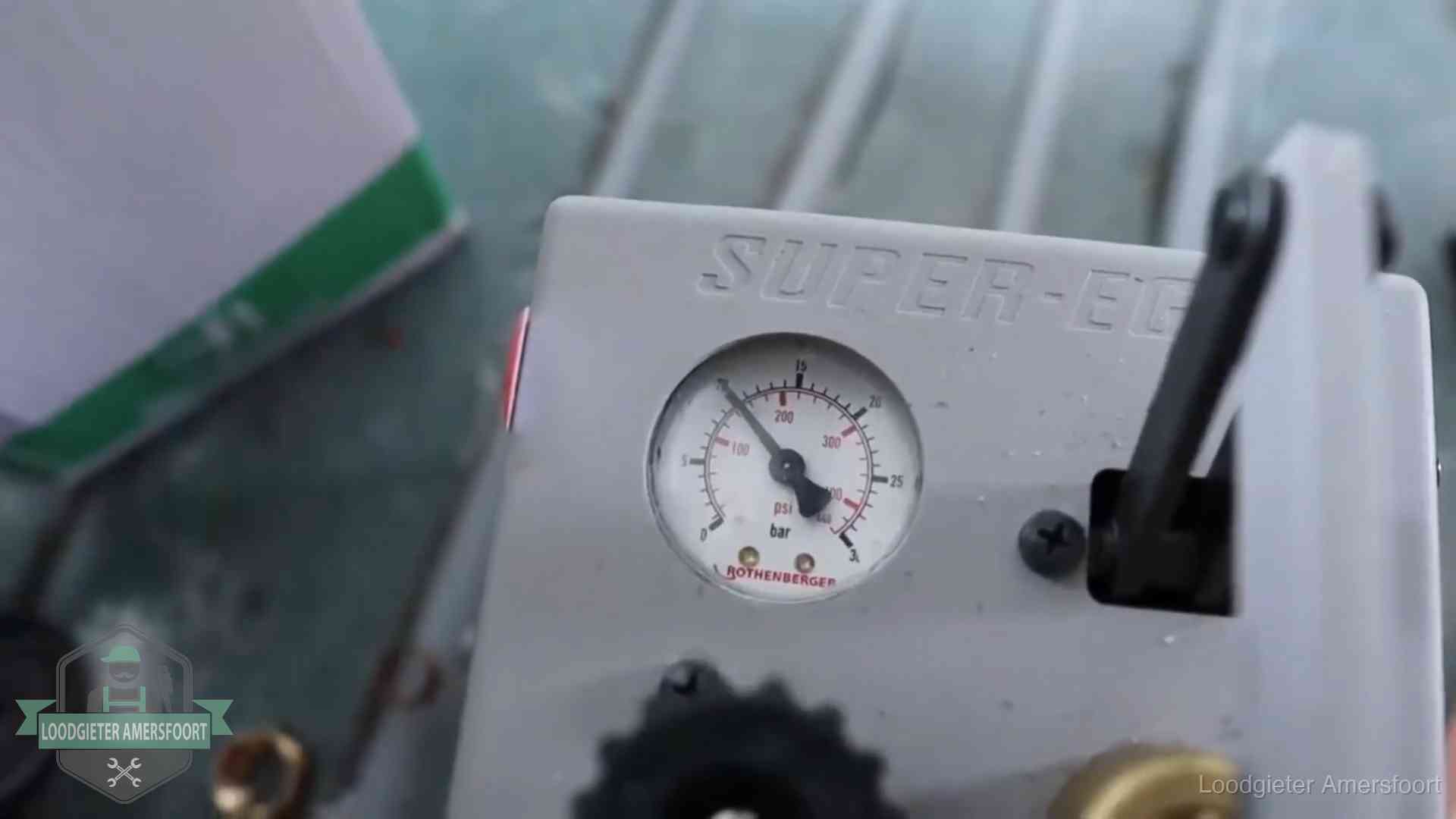 Verzekerd en aansprakelijk in Amersfoort Manometer van een afperspomp bij controle van nieuw leidingwerk in Amersfoort