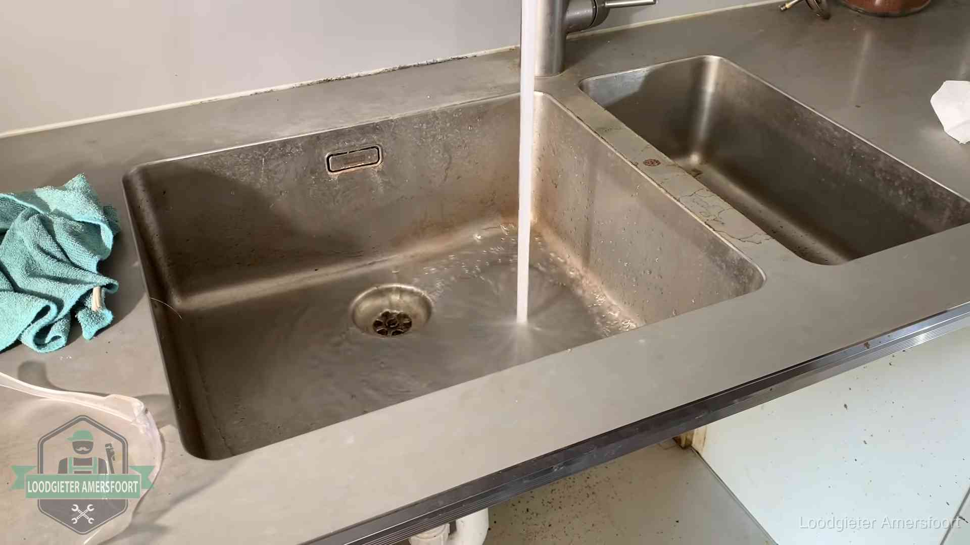 Doorstroomtest van de afvoer bij een gootsteen in Amersfoort