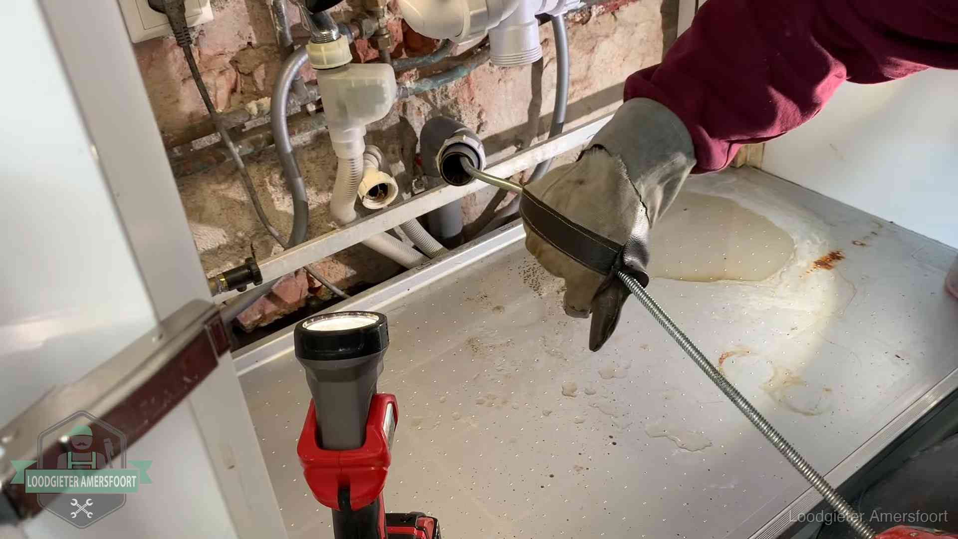 Ontstoppingsveer wordt preventief door een afvoeraansluiting gehaald in Amersfoort