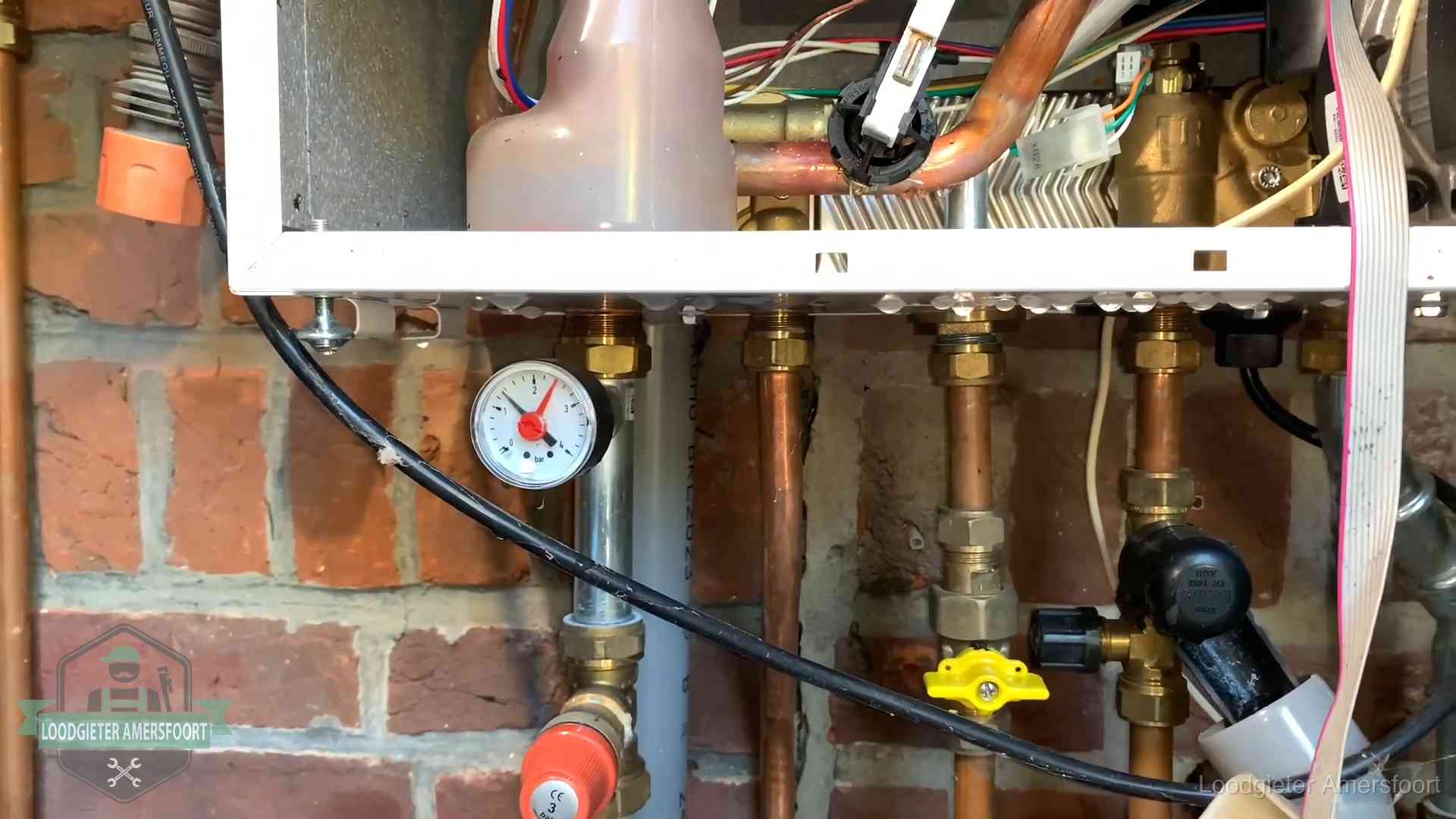 Cv-ketel verliest druk in Amersfoort Manometer en aansluitleidingen onder een cv-ketel in Amersfoort bij controle op drukverlies