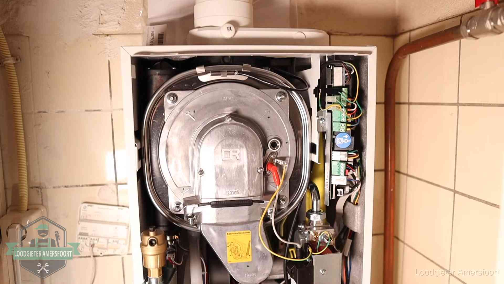 Geopende cv-ketel met warmtewisselaar tijdens periodiek onderhoud in Amersfoort