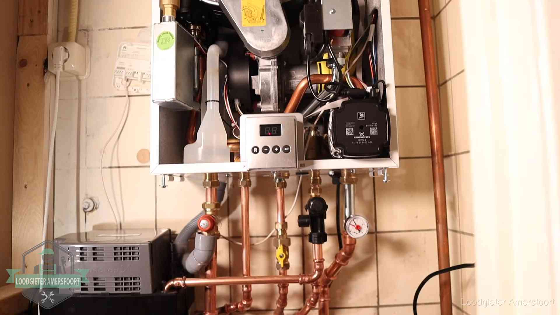 Geopende cv-ketel met brander en cv-pomp tijdens een onderhoudsbeurt in Amersfoort