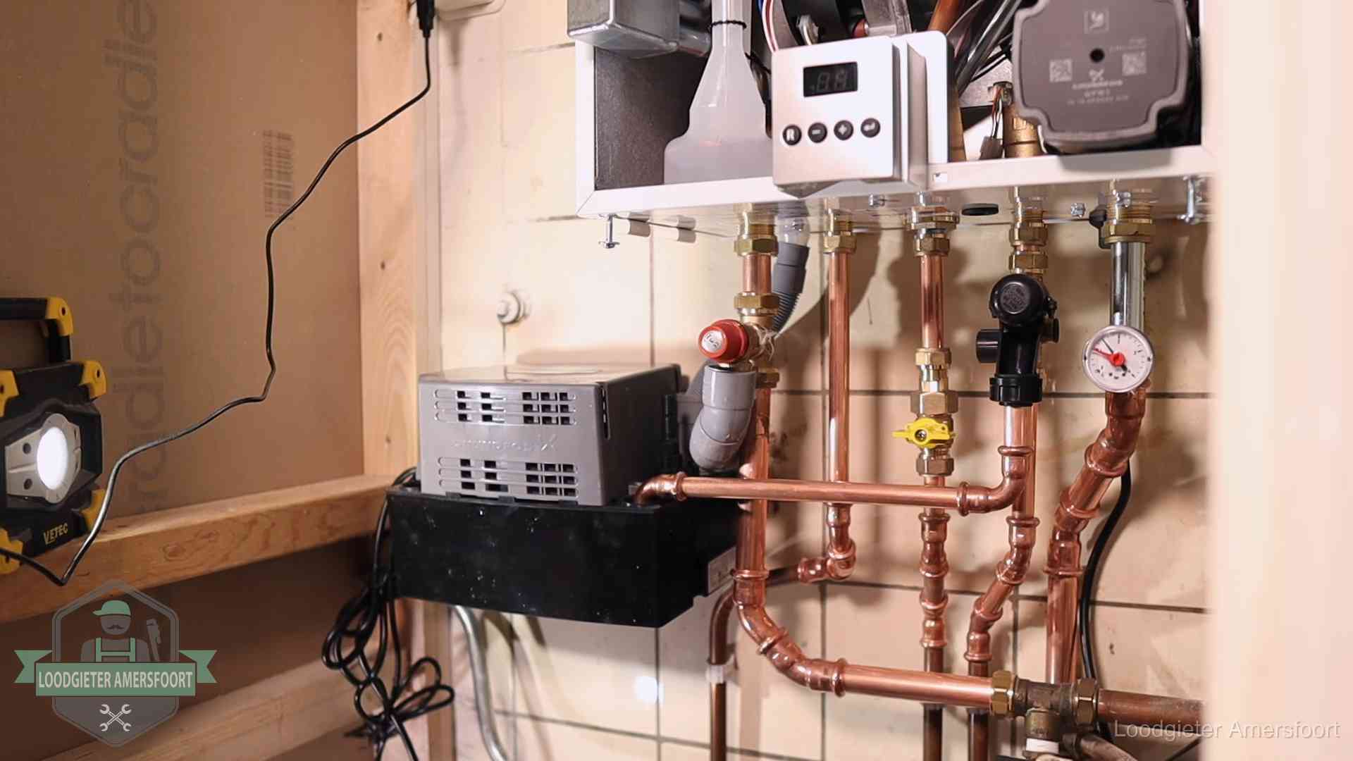 Nieuw koperen leidingwerk met pomp en manometer onder een vervangen cv-opstelling in Amersfoort