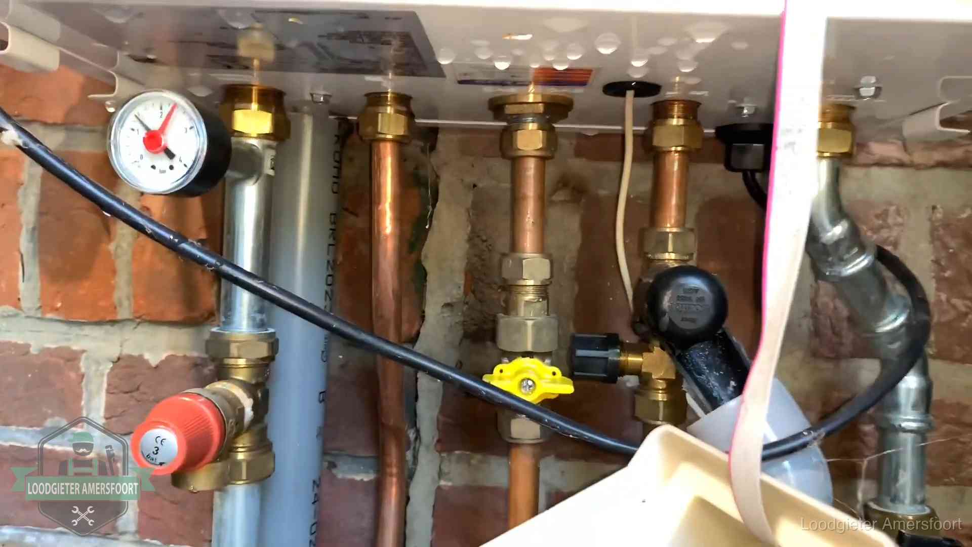 Onderaansluitingen van een cv-ketel met manometer en gaskraan in Amersfoort