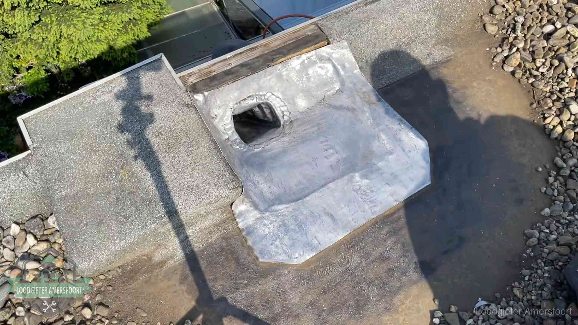 Vers afgedichte dakdoorvoer met lood en zink op een plat dak in Amersfoort