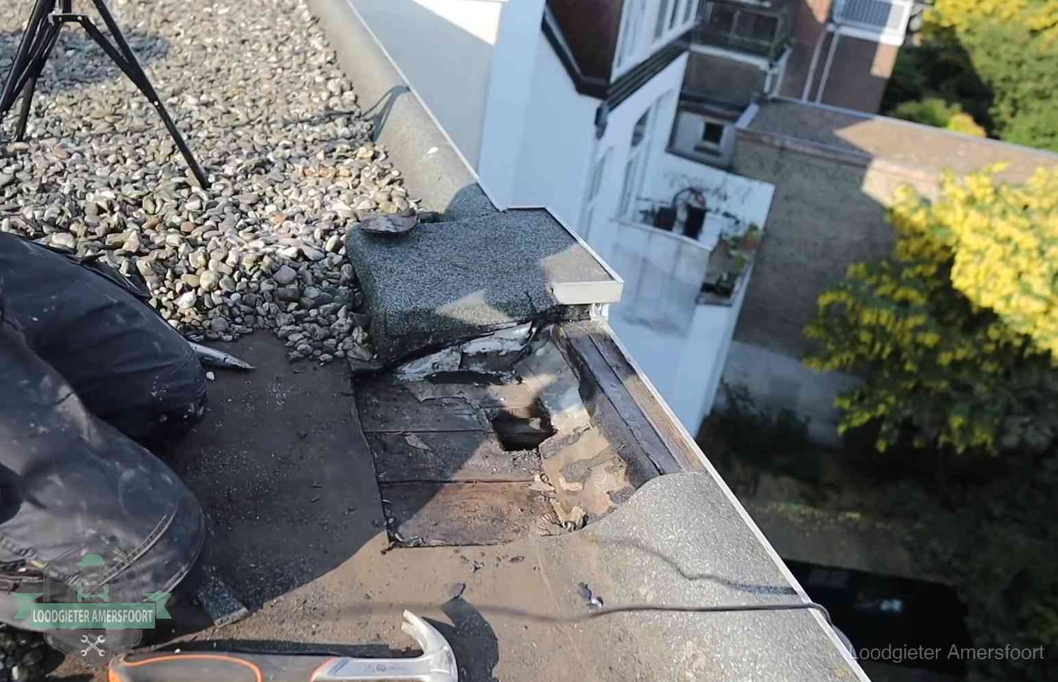 Opengelegde dakrand met verrot dakbeschot door een langdurige daklekkage in Amersfoort