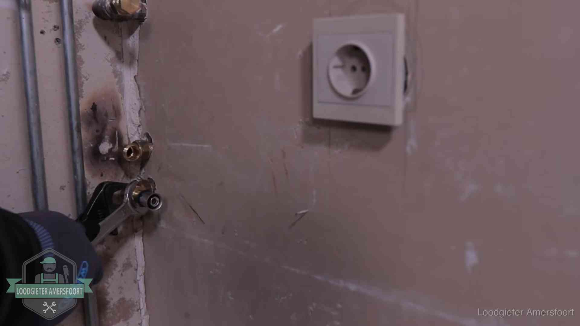 Erkend vakmanschap in Amersfoort Monteur draait een perskoppeling vast op een leidingaansluiting in Amersfoort