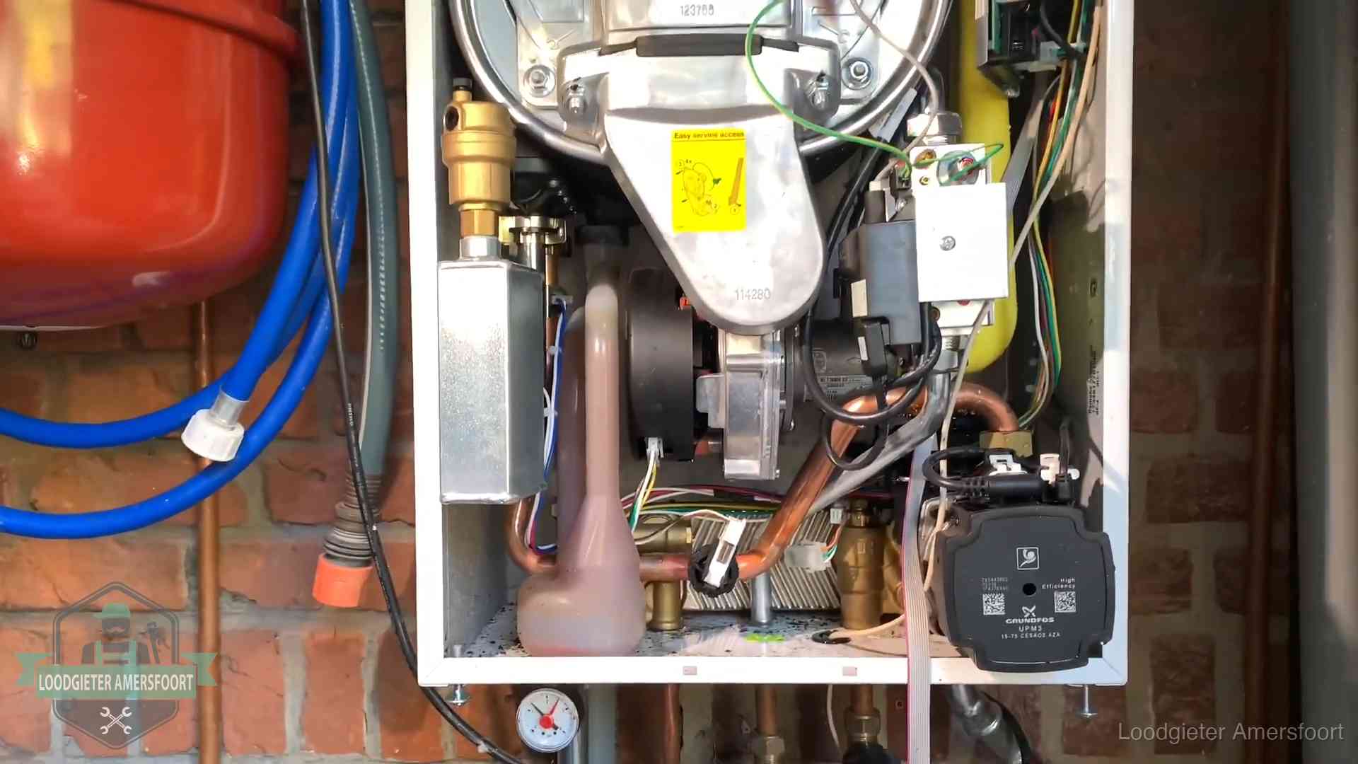 Geopende cv-ketel met rood expansievat in een woning in Amersfoort