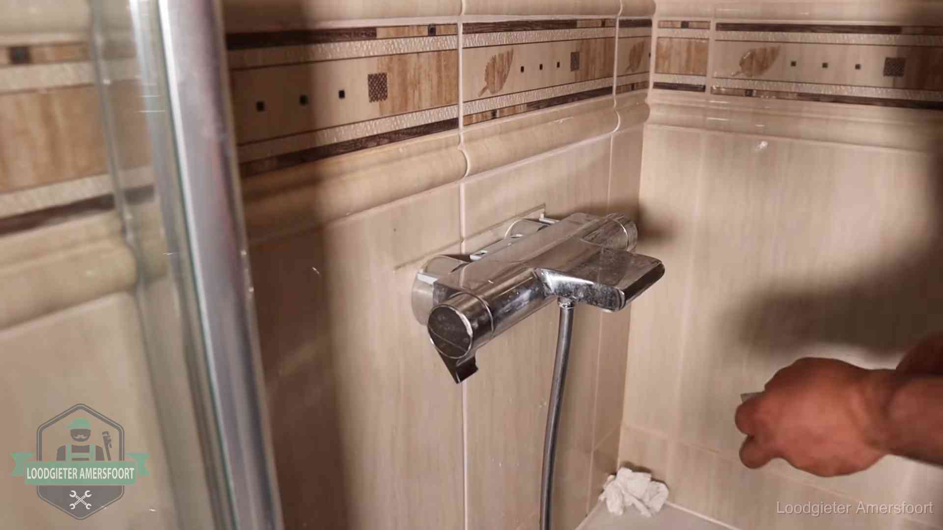 Verkalkte douche-mengkraan in Amersfoort, hetzelfde kalk dat zich in de warmtewisselaar afzet