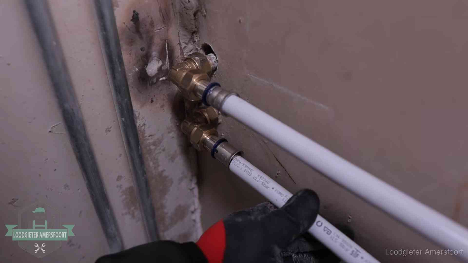 Kwaliteitsnormen voor loodgieterswerk in Amersfoort Meerlagenbuizen met keurmerk en rvs persfittingen op muuraansluitingen in Amersfoort