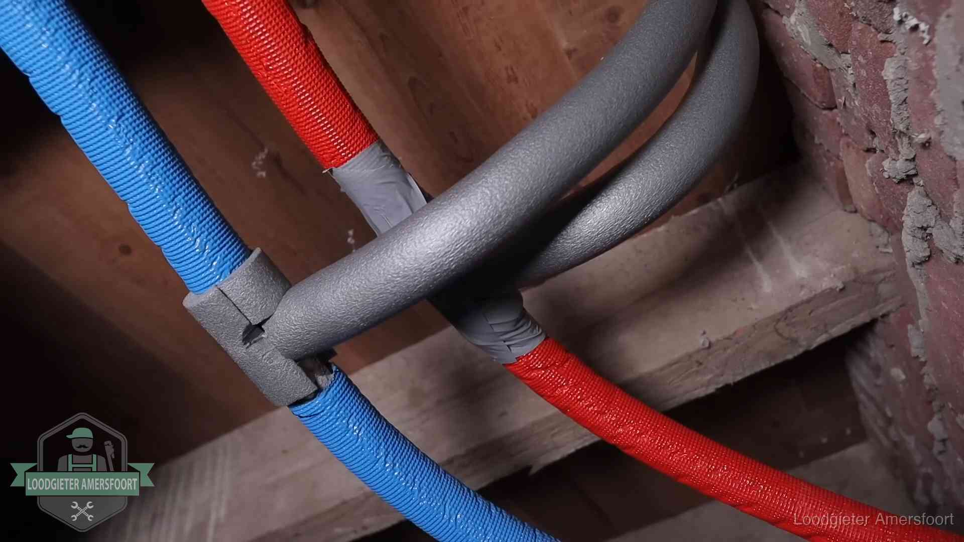 Bevroren leidingen voorkomen in Amersfoort Geïsoleerde waterleidingen langs houten balken tegen bevriezing in Amersfoort