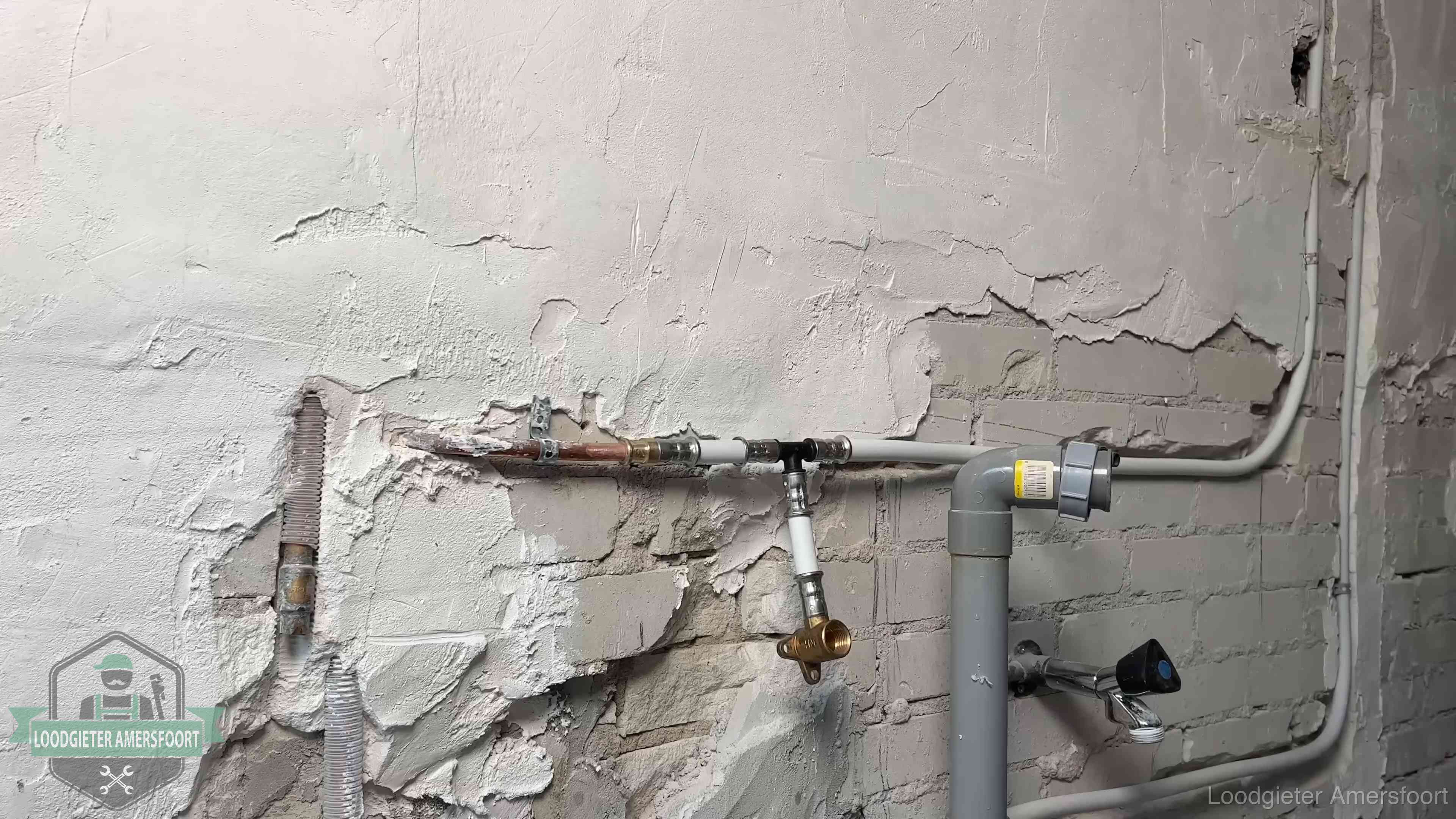 Leidingwerk in woningen in Amersfoort Nieuw leidingwerk naast een oud verroest leidingrestant in een woning in Amersfoort