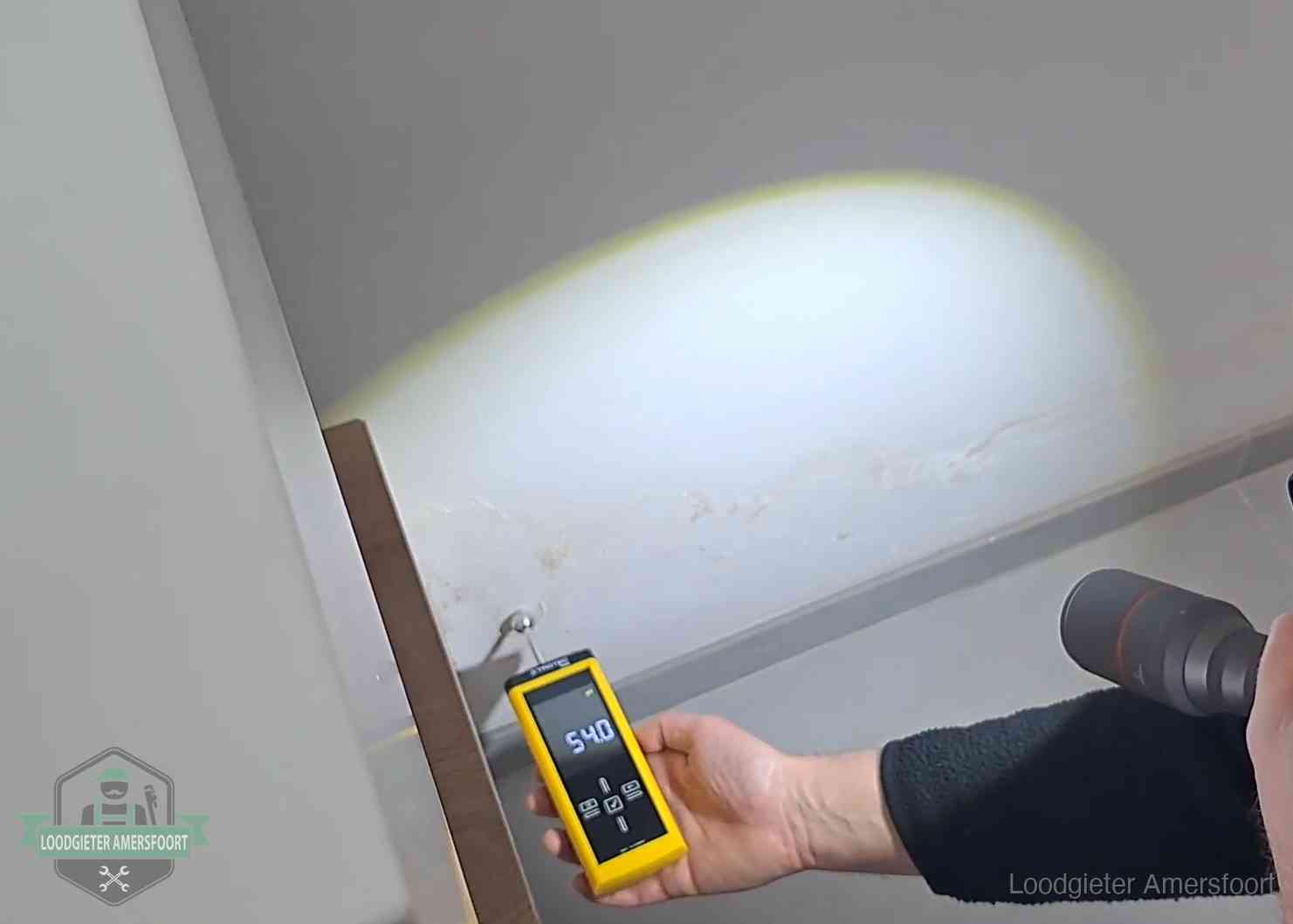 Lekdetectie-technieken in Amersfoort Vochtmeter tegen een natte wand met lekkagesporen in Amersfoort