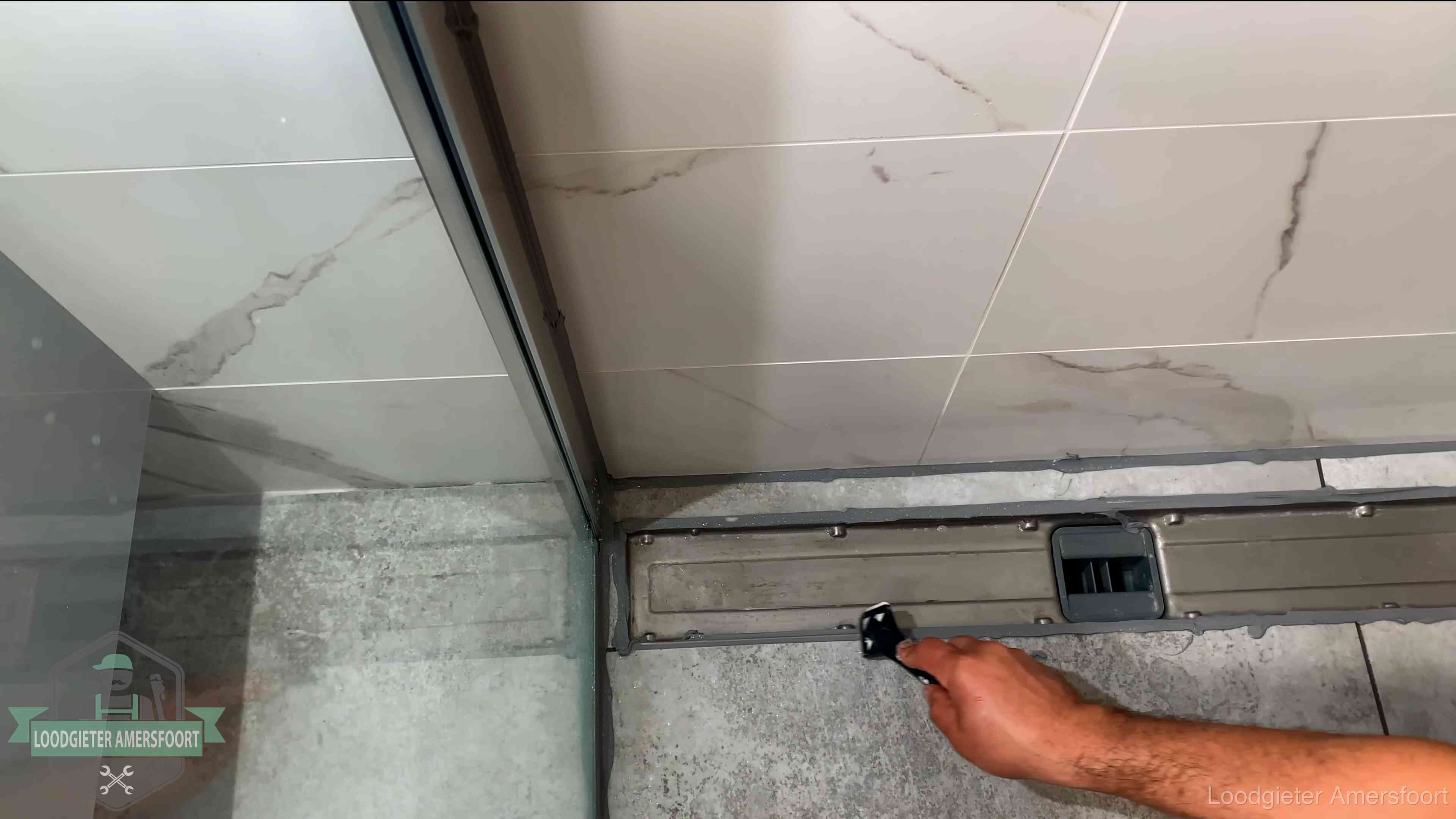 Lekkage in de badkamer verhelpen in Amersfoort Verse kitrand langs de douchegoot in een betegelde badkamer in Amersfoort