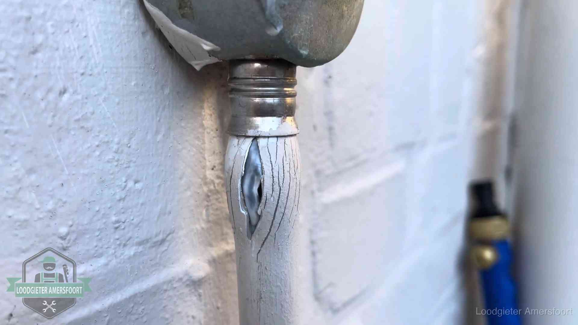 Wanneer lekdetectie in Amersfoort Oude waterleiding in Amersfoort waar de verf openscheurt, een stille aanwijzing voor een beginnend lek