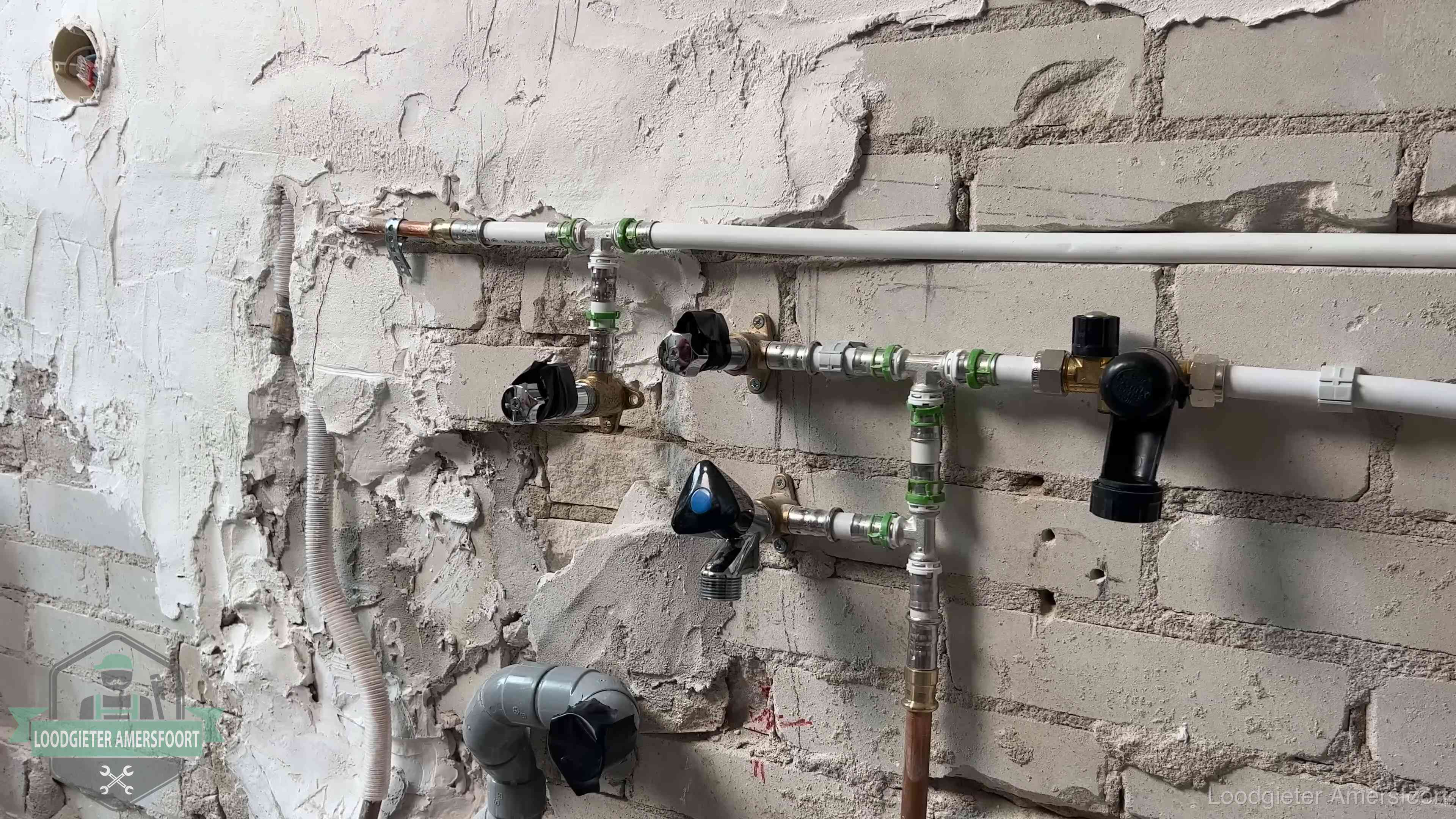 Diensten van ons loodgietersbedrijf in Amersfoort Nieuw aangelegd leidingwerk met persfittingen tijdens een verbouwing in Amersfoort