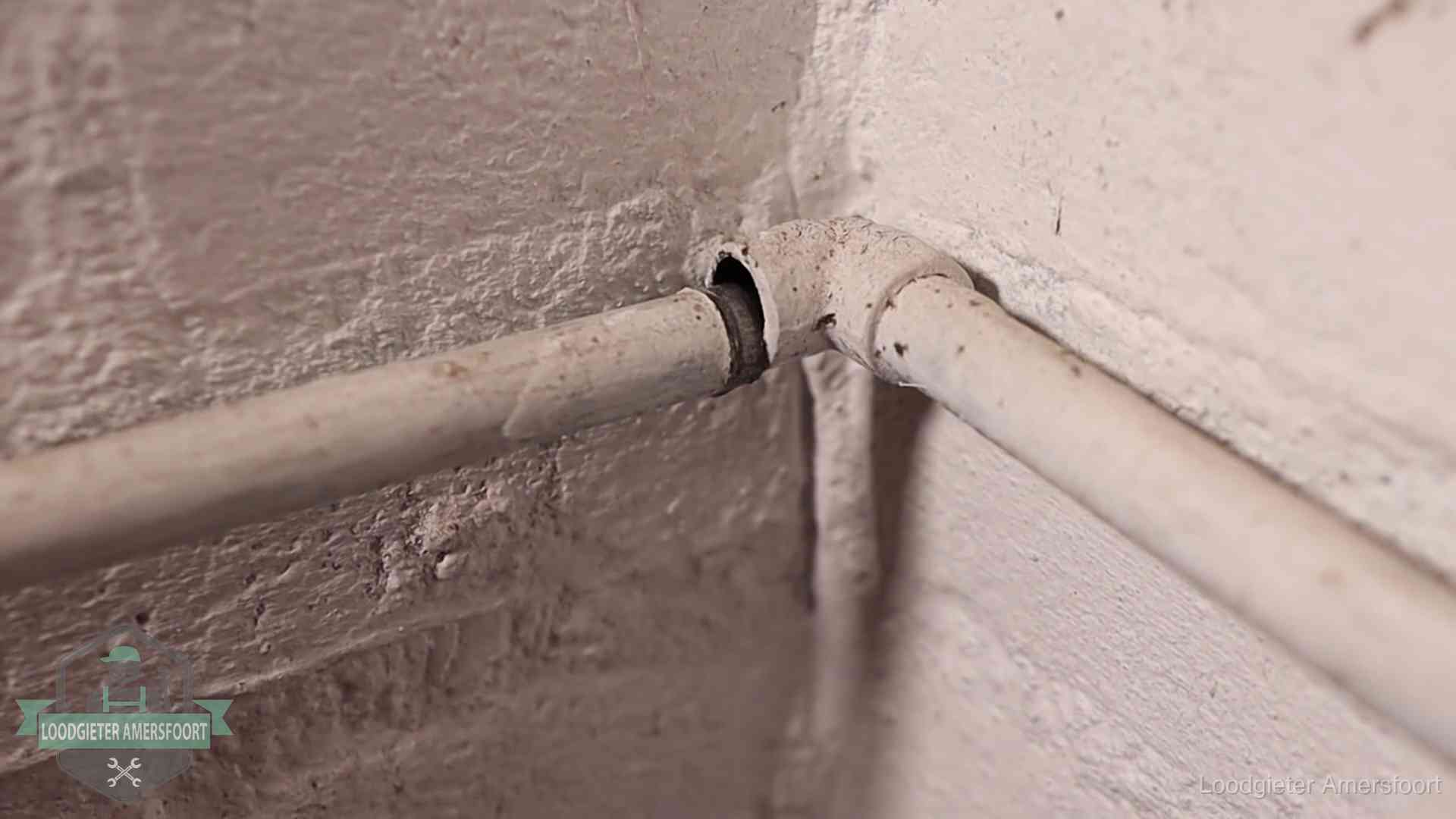 Oude waterleidingen en verborgen lekkage in Amersfoort Oude geverfde waterleiding met een losliggende fitting in een woning in Amersfoort