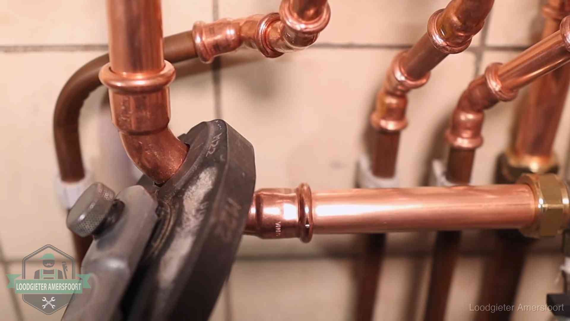 Werkwijze van ons loodgietersbedrijf in Amersfoort Persmachine perst een koperen fitting op nieuw leidingwerk in Amersfoort