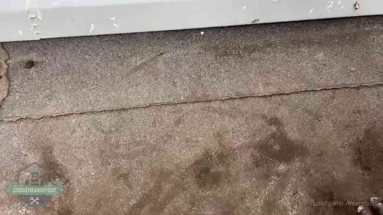 Vochtplekken bij de naad van een plat dak na aanhoudende regen in Amersfoort