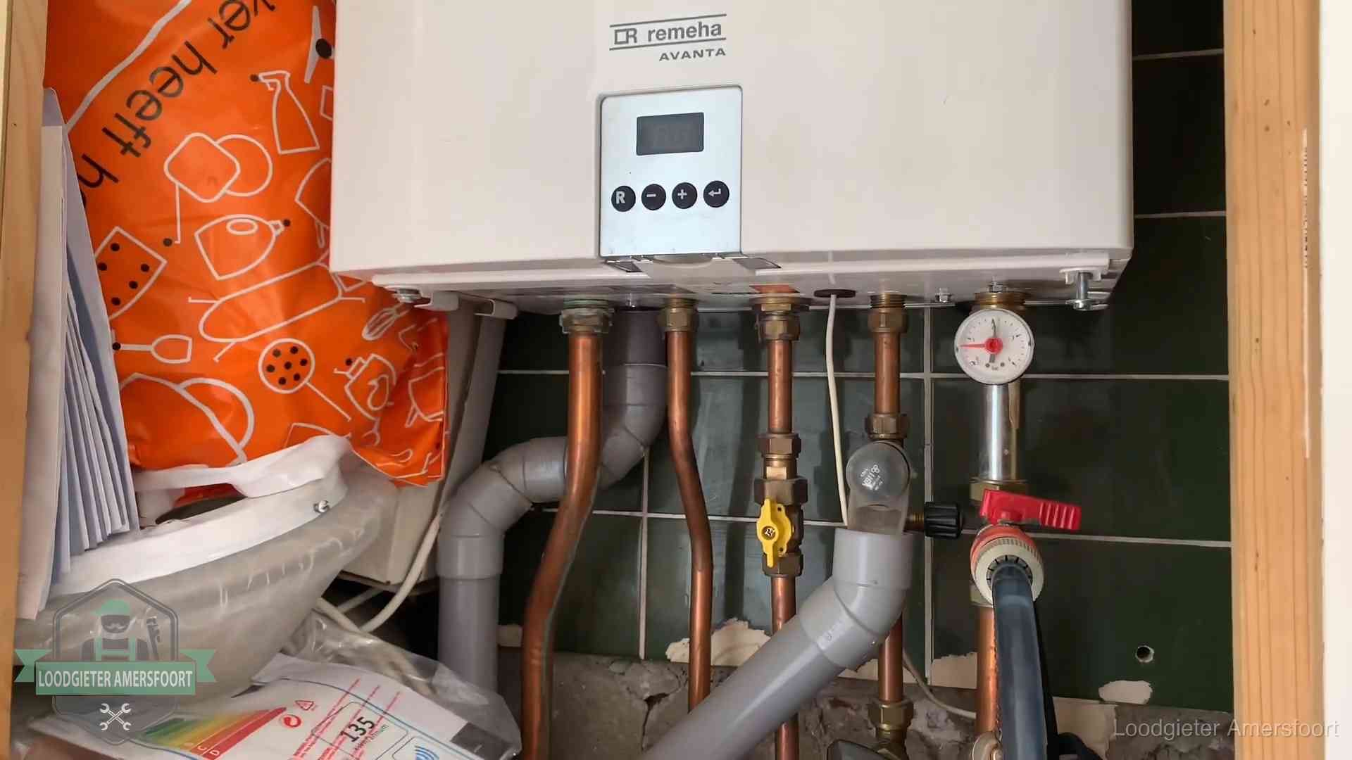 Oudere Remeha cv-ketel in een ketelkast in een woning in Amersfoort