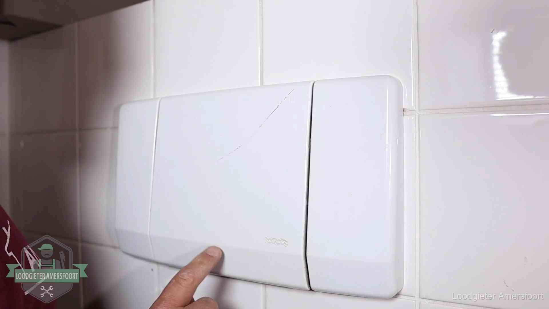 Bedieningspaneel van een inbouwreservoir van een hangend toilet in Amersfoort