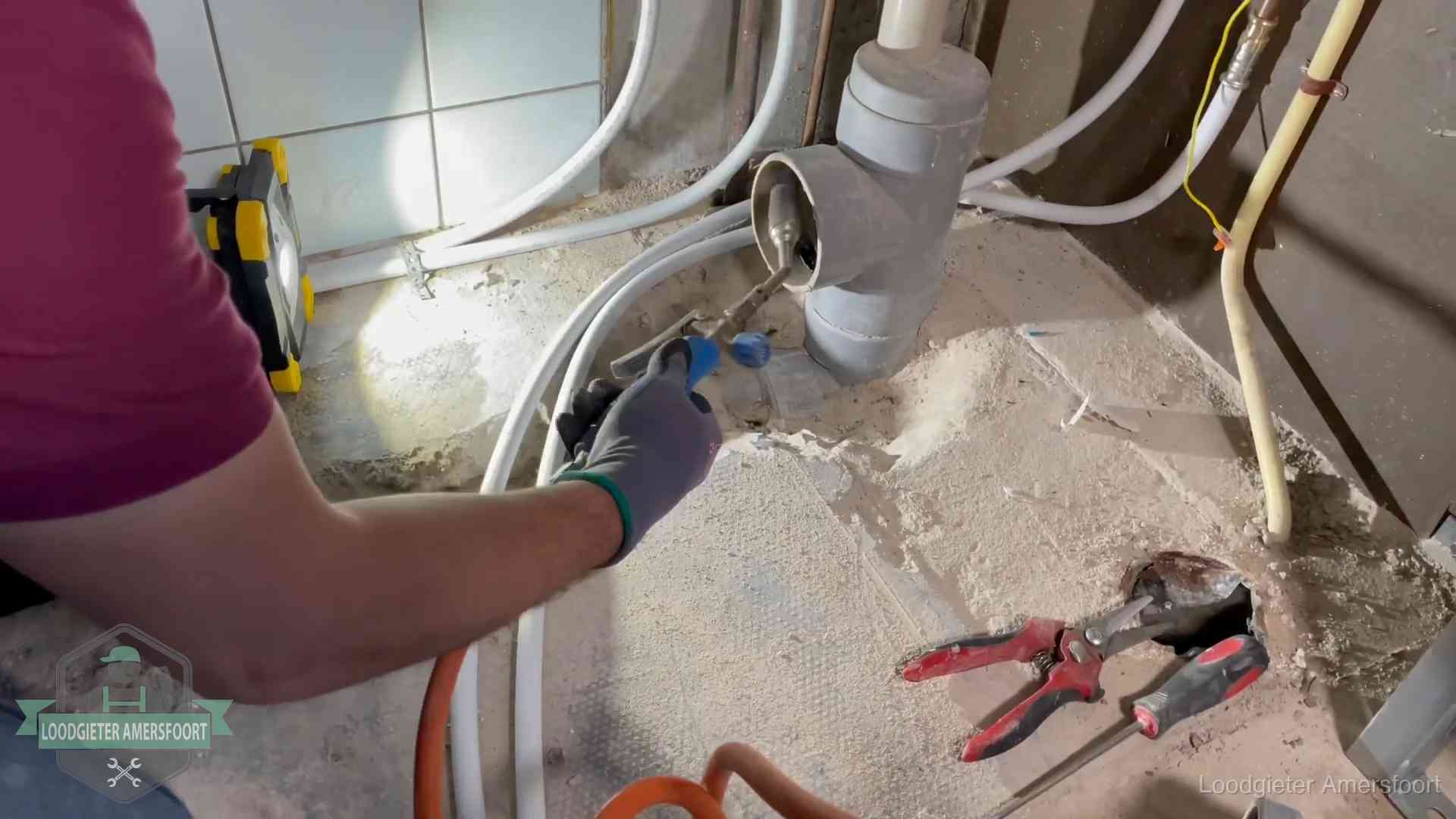 Standleiding en gedeelde leidingen in Amersfoort Loodgieter werkt aan leidingen bij een pvc-standleiding in een appartement in Amersfoort