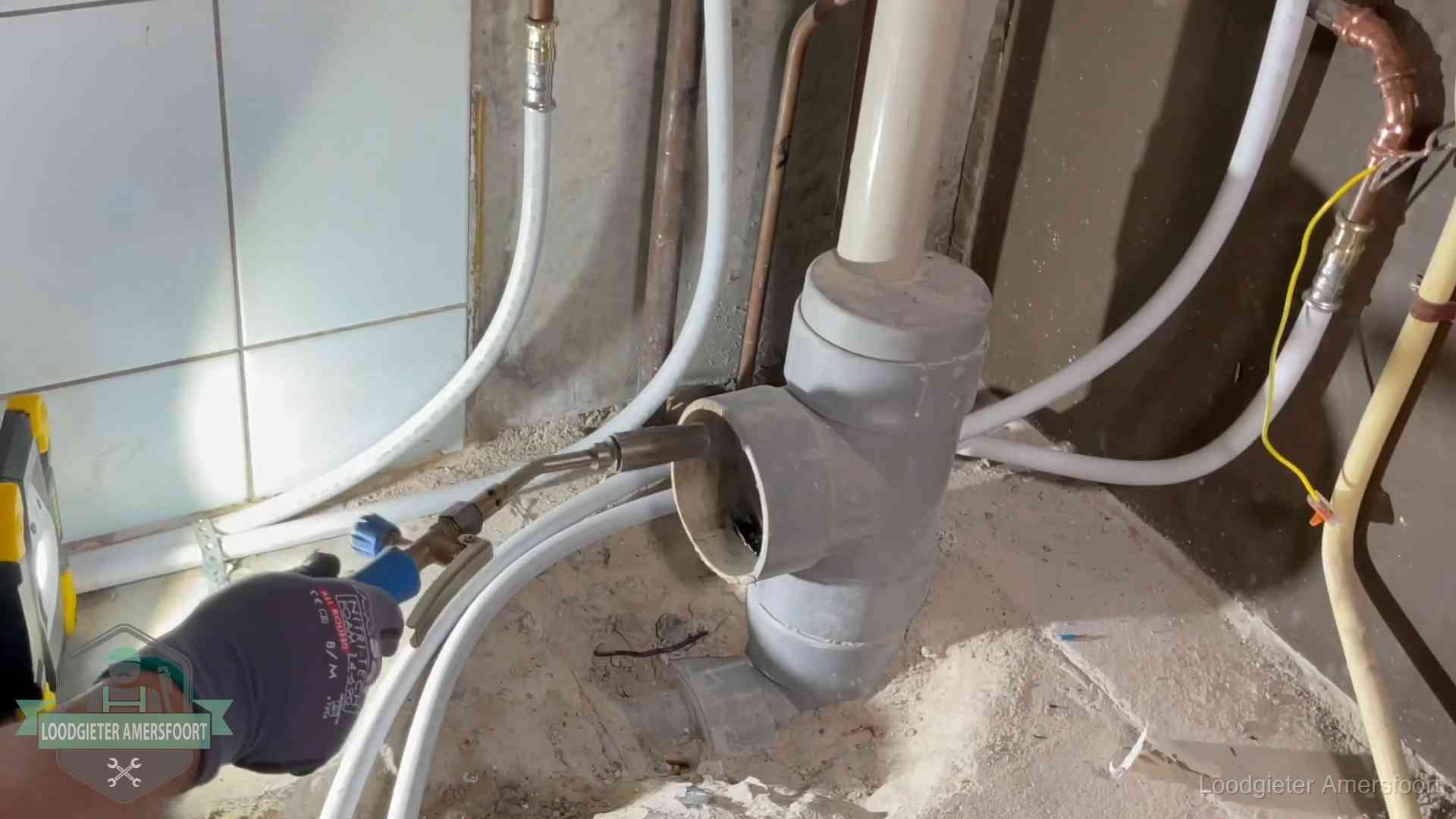 Loodgieter werkt aan leidingen bij de pvc-standleiding van een huurwoning in Amersfoort