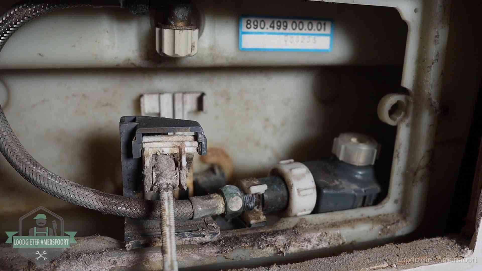 Verkalkt binnenwerk van een stortbak met vlotterkraan in Amersfoort