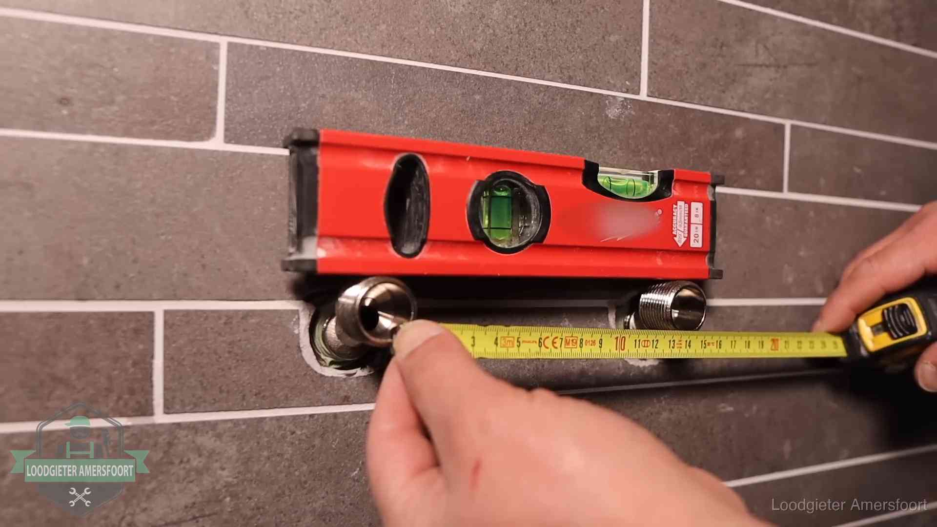 Kwaliteit en je vangnet als klant in Amersfoort Waterpas en duimstok bij kraan-aansluitpunten in een badkamer in Amersfoort