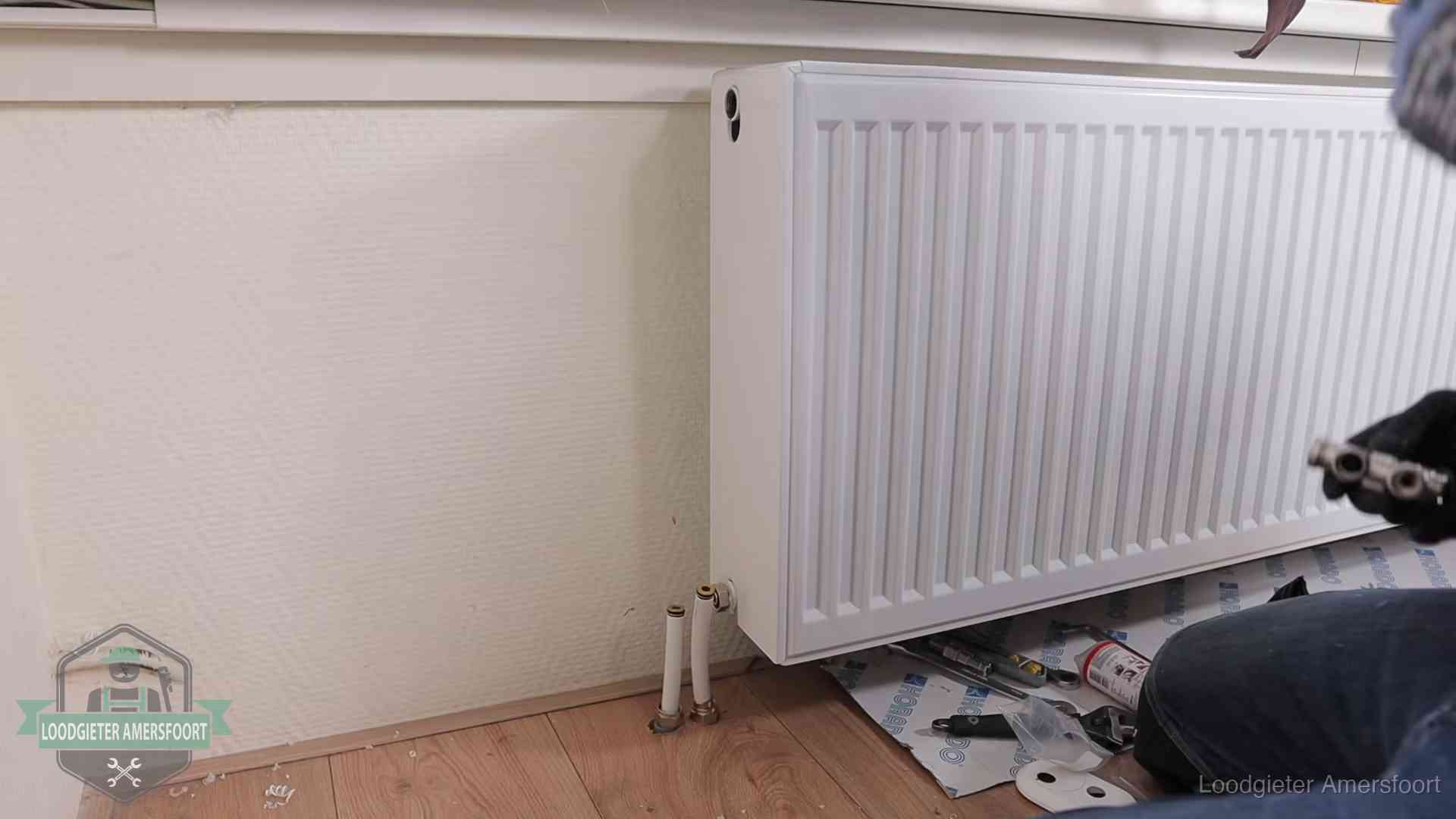 Nieuw gemonteerde radiator in een woonkamer in Amersfoort