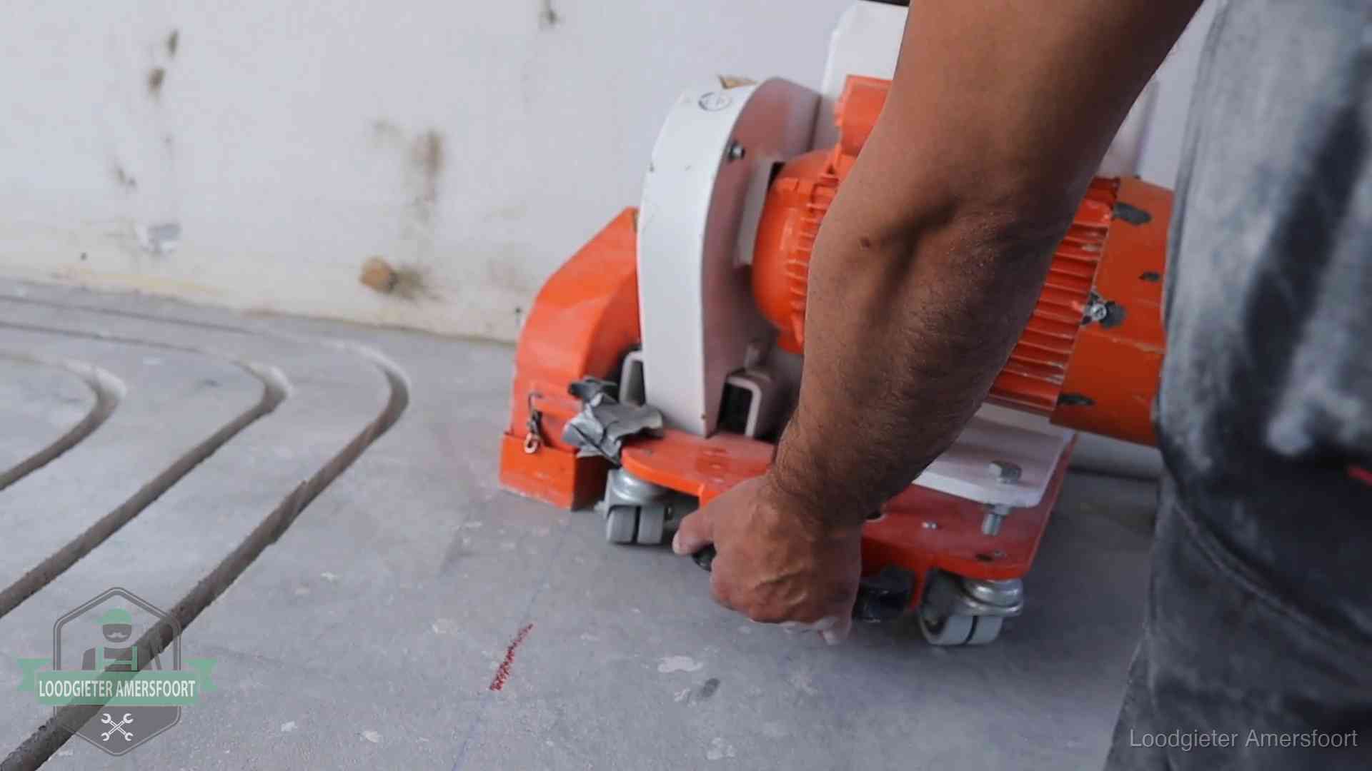 Lekkage in de vloerverwarming opsporen in Amersfoort Sleuvenpatroon voor vloerverwarming in de dekvloer van een woning in Amersfoort