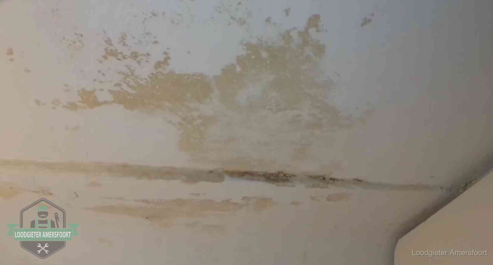 Watervlekken op een plafond in Amersfoort, schade die je bij de verzekering meldt