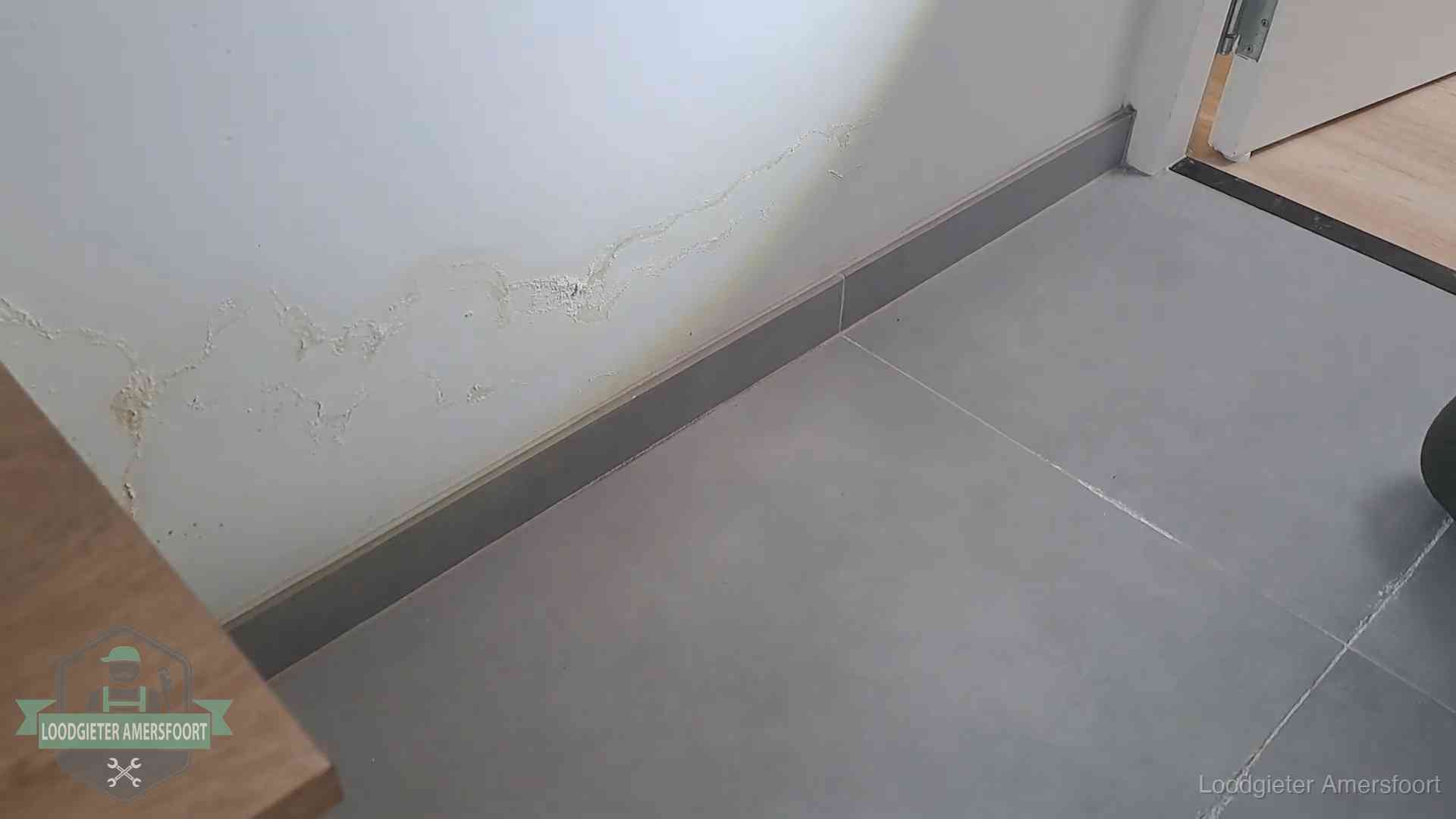 Waterschade met kalkuitbloeiing op een binnenwand in Amersfoort, vastgelegd voor de verzekering