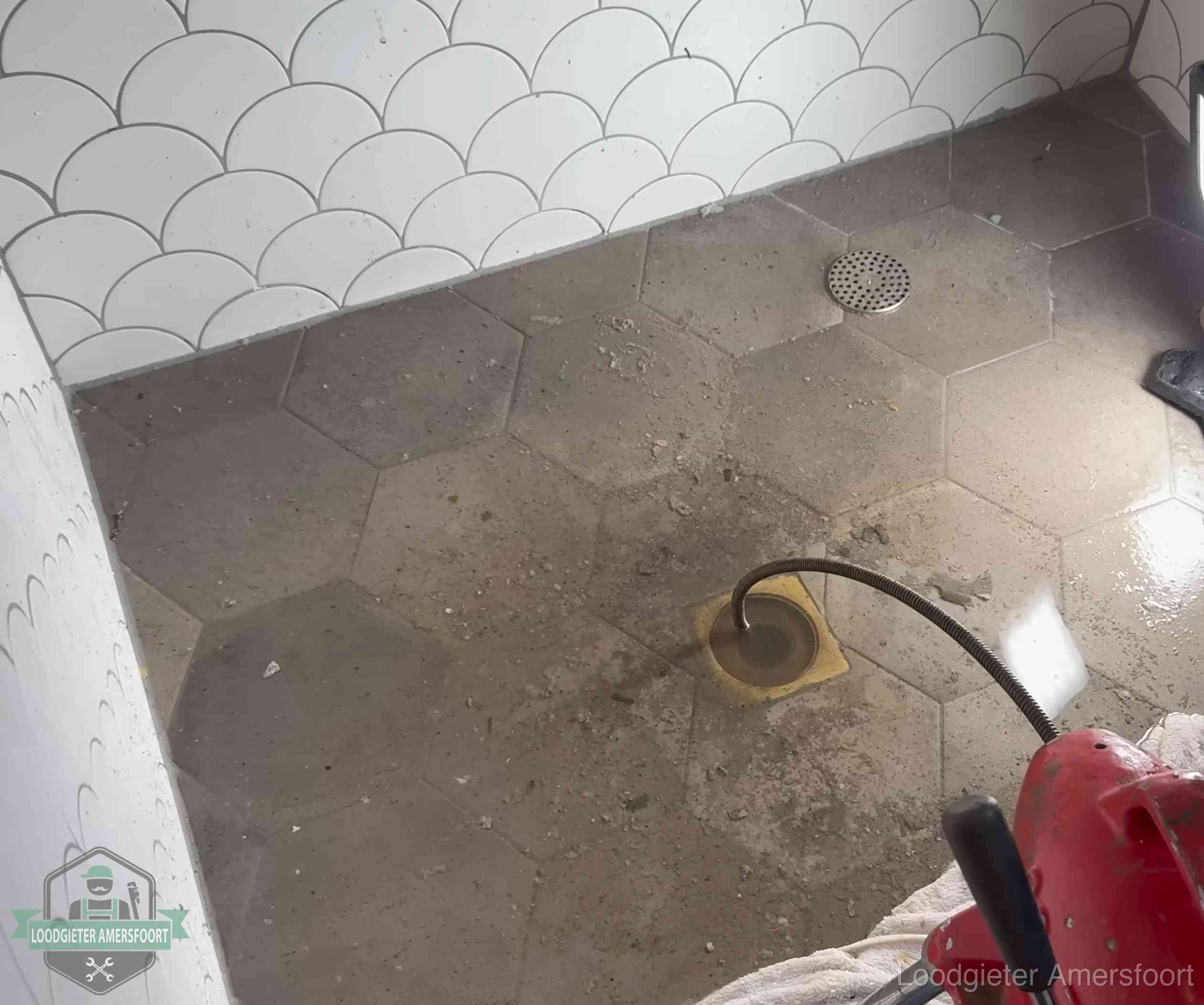 Vloerput met waterslot in een badkamer in Amersfoort, een bron van stank als het waterslot droogstaat