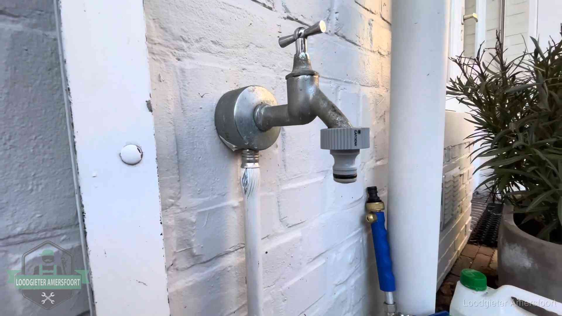 Hoge waterrekening in Amersfoort Buitenkraan met slangaansluiting bij een woning in Amersfoort, sluipverbruik zie je terug op de waterrekening