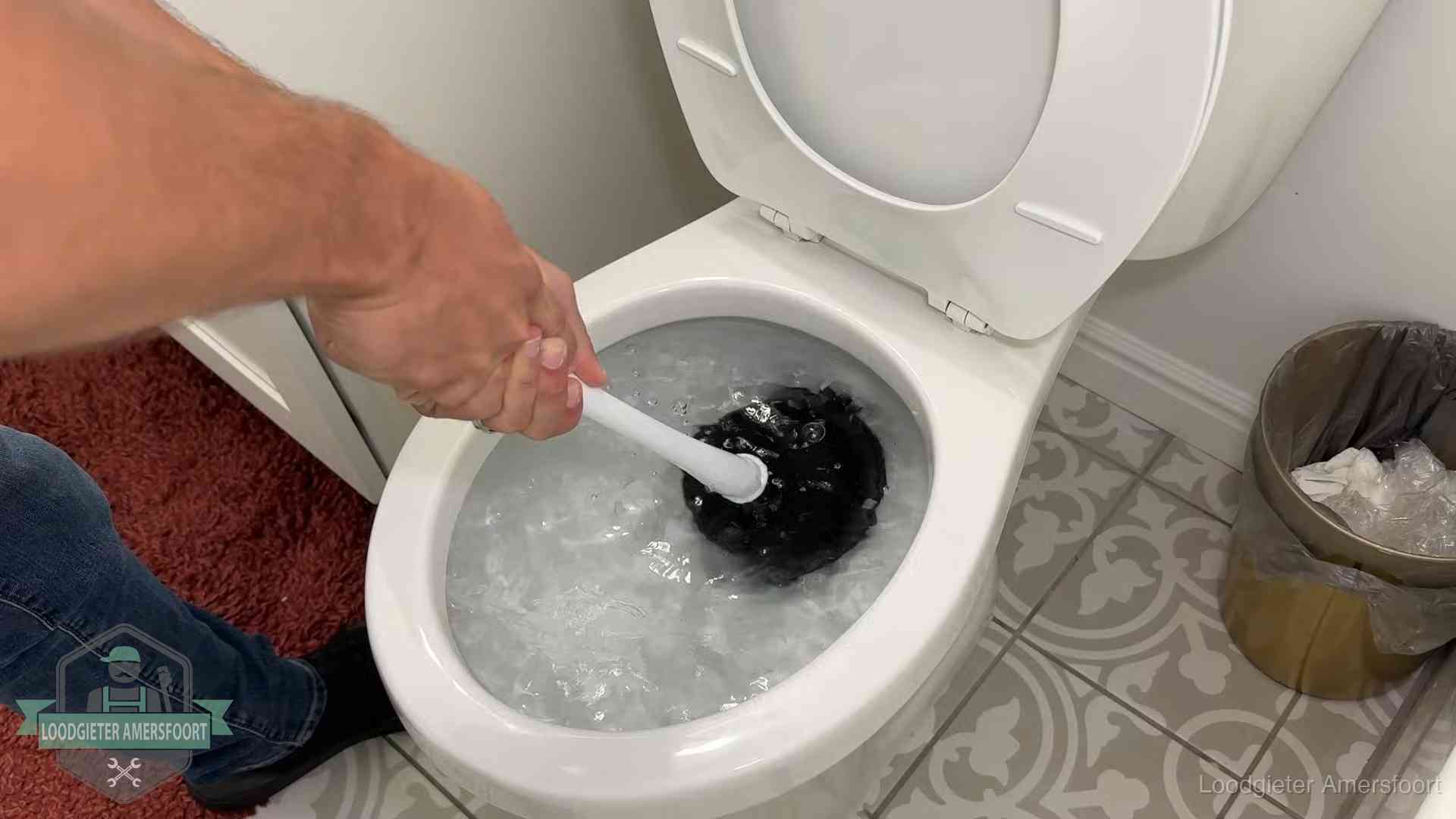 Zelf de wc ontstoppen met een plopper in Amersfoort, het water kolkt in de pot