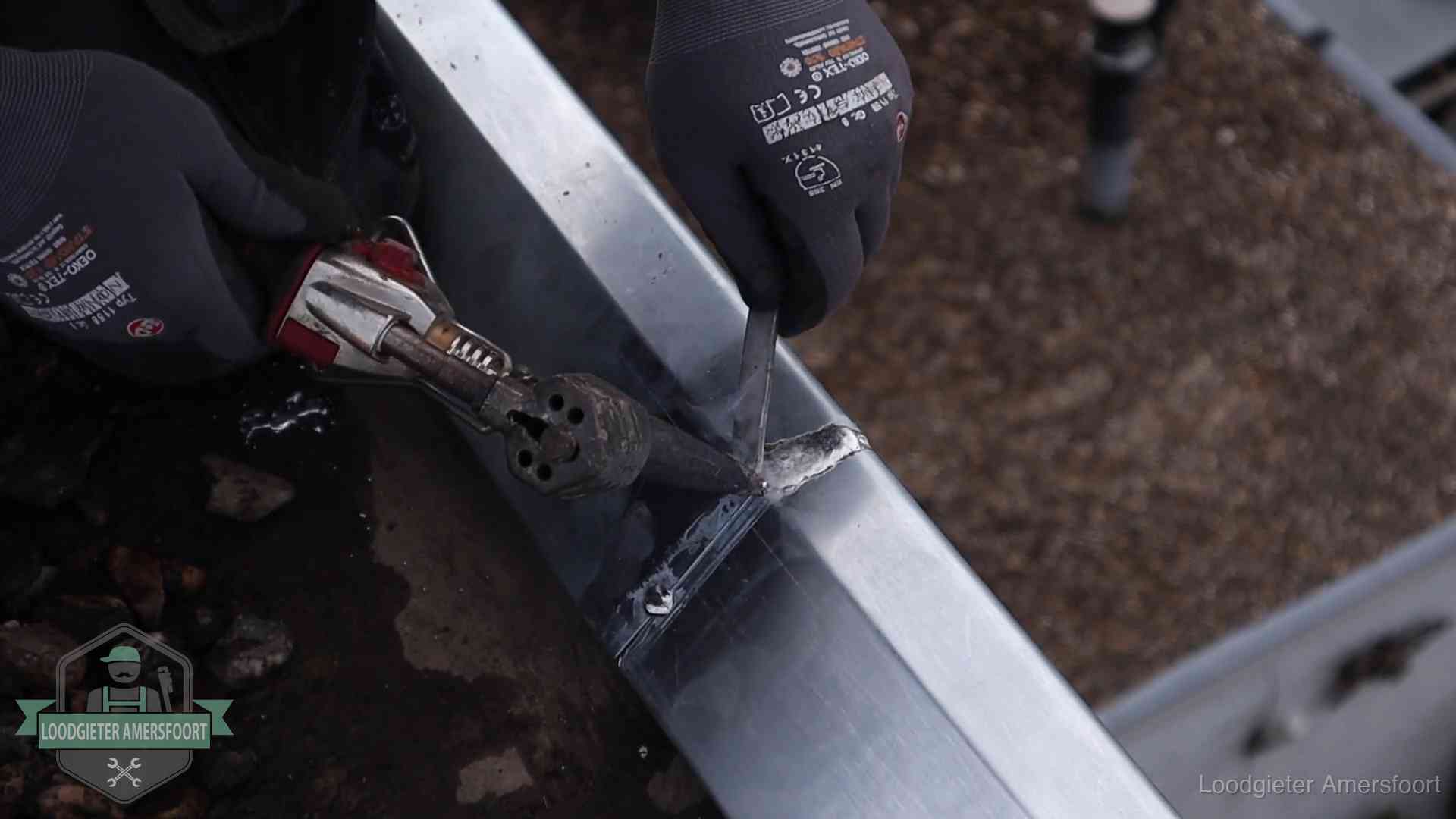 Zinken naad solderen op een dak in Amersfoort, vakwerk waar het bij zelf repareren vaak misgaat