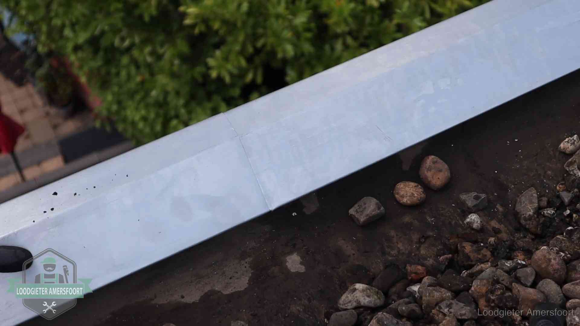 Strak gesoldeerd naaddetail in een zinken daktrim op een dak in Amersfoort